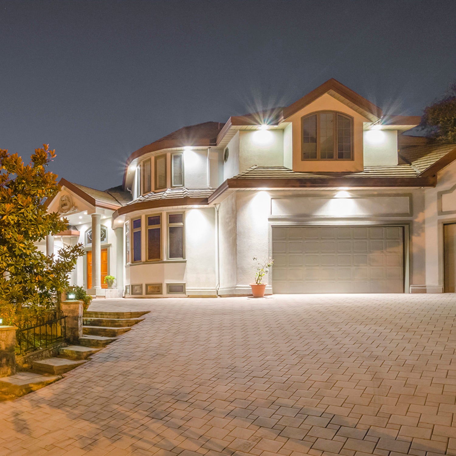 40W (250W Replacement) Daylight (5000K) E26 Base Non-Dimmable Dusk to Dawn PAR38 LED Bulb